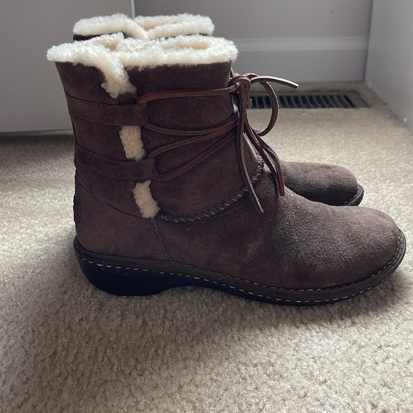 Ugg boots size 8 - Picture 2 of 5